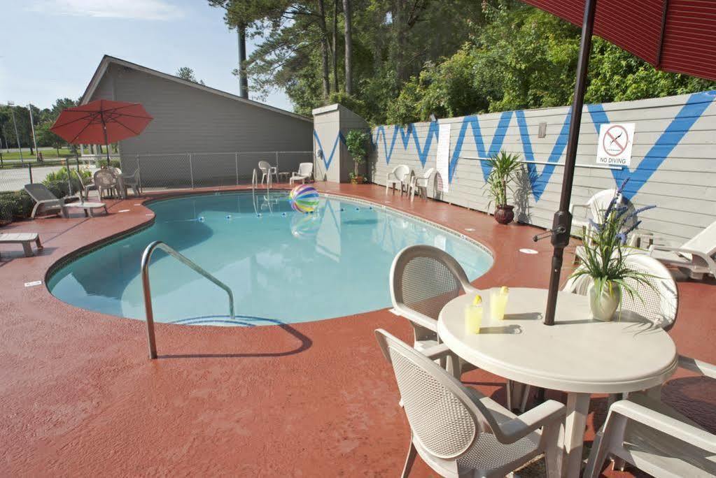 Travelodge By Wyndham Savannah Area/Richmond Hill Exterior photo